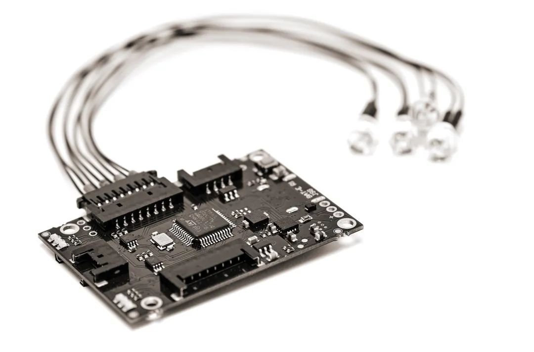 Traqr-主动发光和被动发光刚体